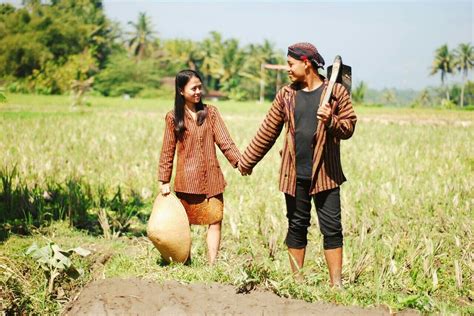 Kostum petani wanita Selain itu, ada beberapa jenis baju adat Jawa Barat lagi yang cukup populer di masyarakat